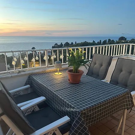 With Sea View Apartman